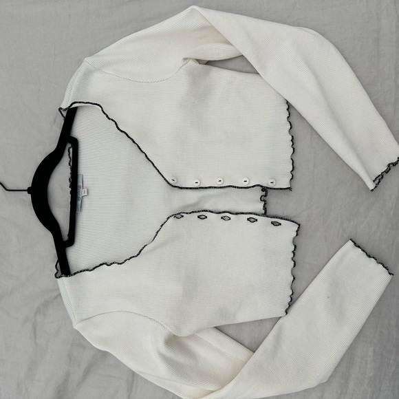 Small white button sweater - Picture 2 of 3